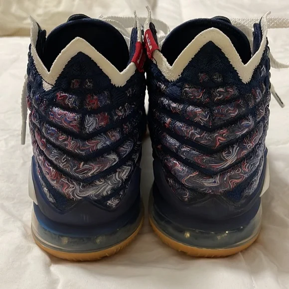Nike LeBron 17 UConn 2020 Basketball Shoes Sz 7.5 Men / 9 Women New - Picture 3 of 10